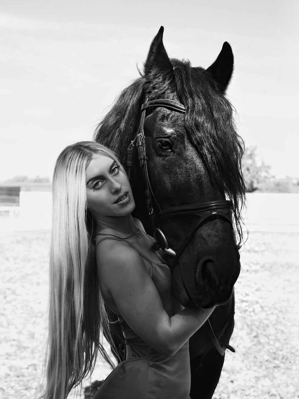 Editorial a preto e branco: mulher junto a um cavalo
