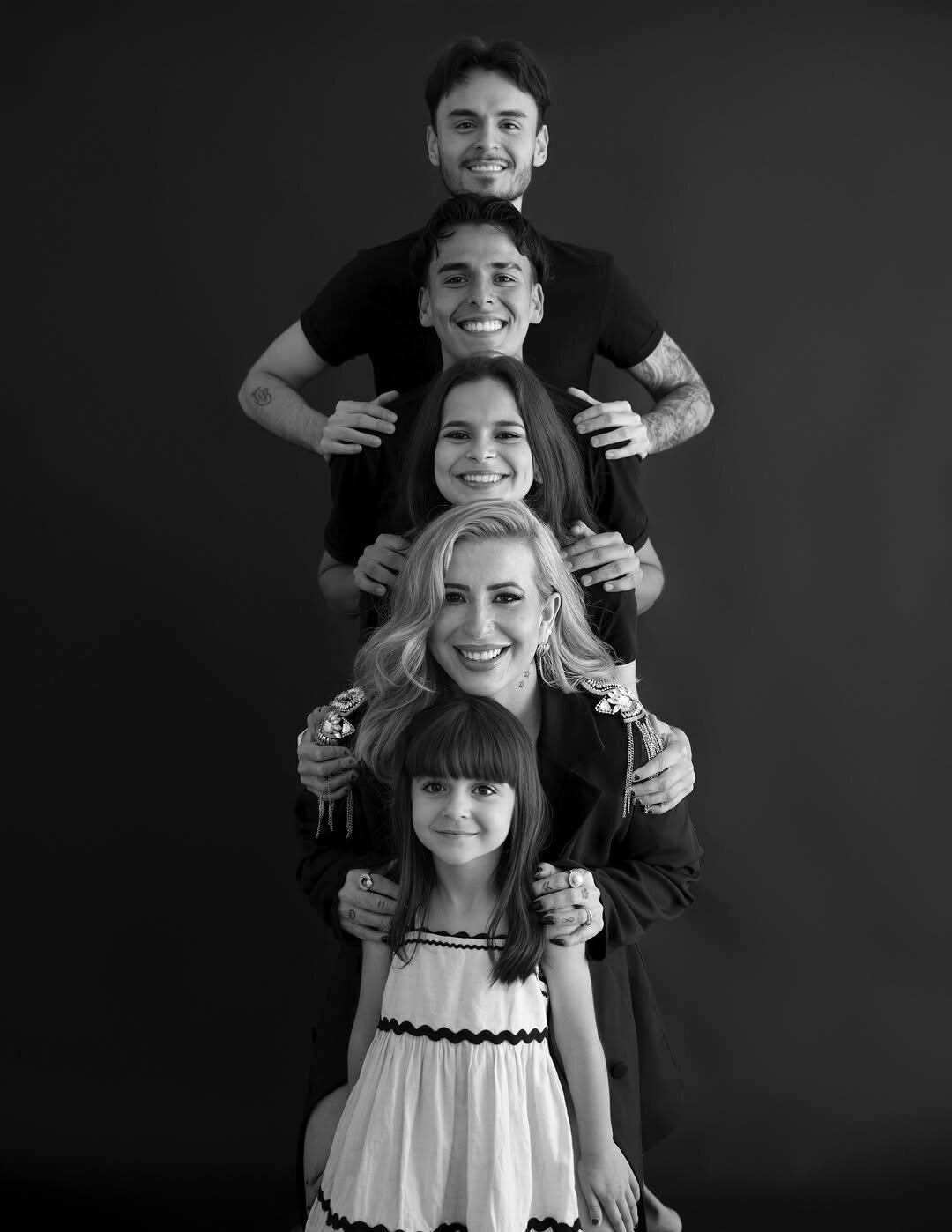 Retrato de família em estúdio, cinco pessoas em escada