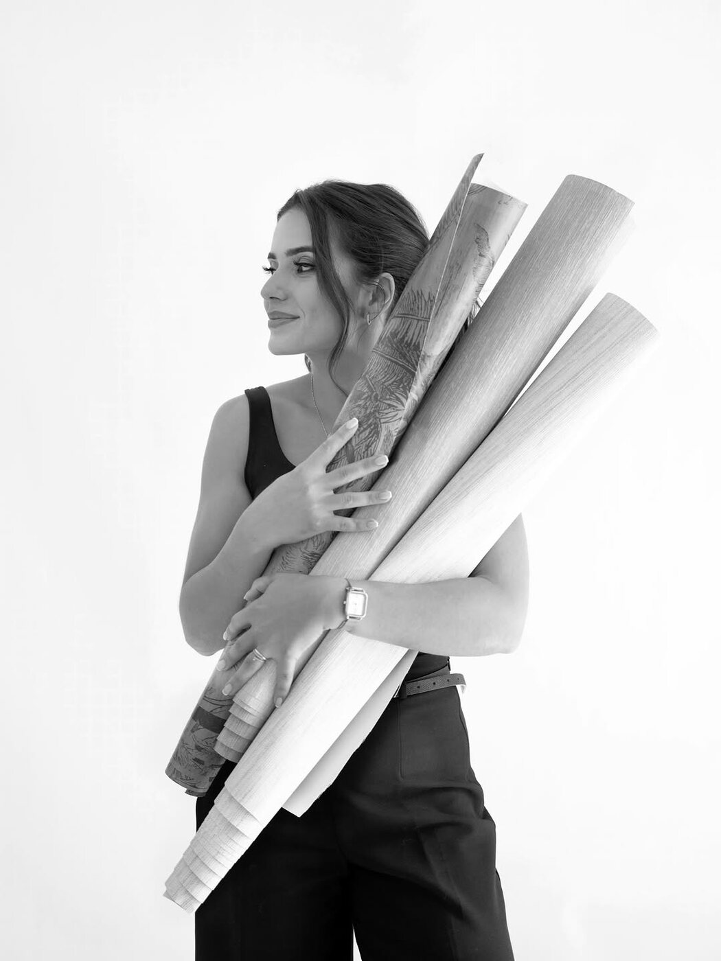 Retrato profissional: mulher com plantas de arquitetura ao colo